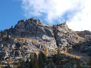 il paretone di Serrafredda dal sentiero al passo Sella..