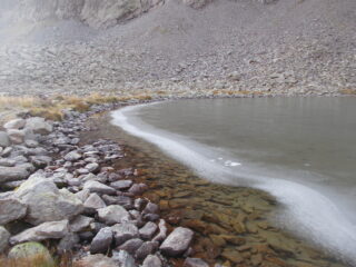il lago di mezzo inizia gia' a ghiacciare..