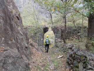 uscendo dalla porta principale del castello di Castruzzone  a salita conclusa..