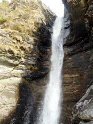 la bella cascata lungo il 365