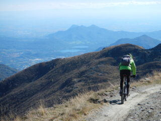 sullo sfondo i Laghi di Avigliana