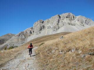 in salita verso il bivio a quota 2307 m. per il Fort Lenlon