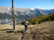 inizio della discesa su sentiero ripido e tecnico