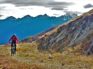 Salendo oltre il colle di Neirassa