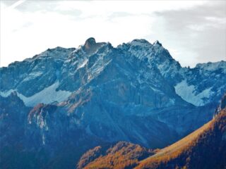 Oronaje ed Auto Vallonasso sopra l'autunno