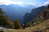 Scendendo i ripidi pendii del versante Sud della Rocca Corna Est