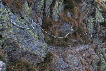 Il tratto attrezzato salendo al lago Rosso