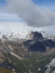 Vista sul Thabor rannuvolato e sulle Rocche dei Serous (foto D. Godio).