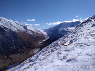 Panorama sull'alta valle di Thuras dai pressi della cima (foto A. Valfrè).