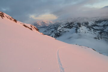 le nebbie stanno coprendo il Col du Mont