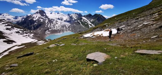 in discesa verso il Passo e Lago del Gries