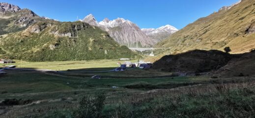 il grande pianoro di Riale dove inizia il sentiero per il Rifugio Maria Luisa