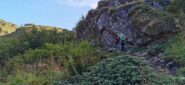 il sentiero taglia diversi tornanti della stradina di accesso al rifugio