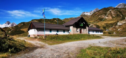 il Rifugio Maria Luisa m. 2160, ottimo punto d'appoggio per le salita alle Punte di Elgio, Valrossa, Brunni, Castel e Basodino