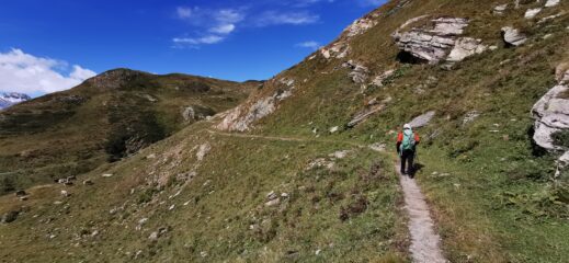 Angelo sale lungo la Valrossa a quota 2280 m