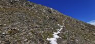 la ripida pietraia che porta in cima