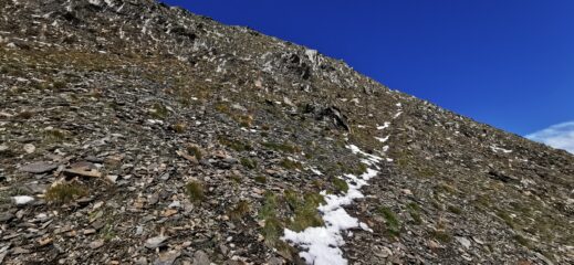 la ripida pietraia che porta in cima