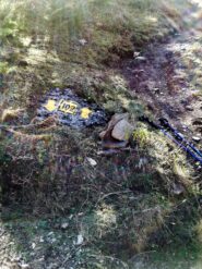 Ometto dove parte il sentiero che porta al bivacco appena sotto il lago