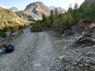 Il punto in cui parte la scorciatoia, segnalata da ometti