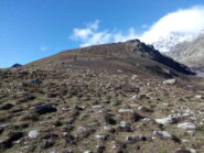 A destra, la cima vista dall'inizio del costone.