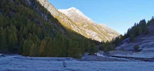 il pianoro davanti alle Grange Argentera alle prime luci del sole