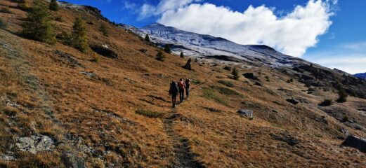 risalendo i pendii erbosi che portano verso il Col Clapis a quota 2300 m