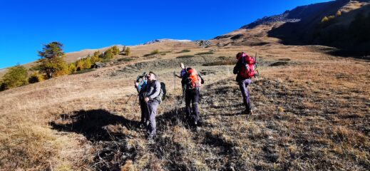 salendo lungo i pendii erbosi iniziali del Vallone del Rio Ciatagnera