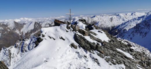 la vetta del Roc del Boucher leggermente innevata