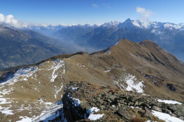 dalla Tsa di Chaligne una sguardo alla panoramica cresta percorsa
