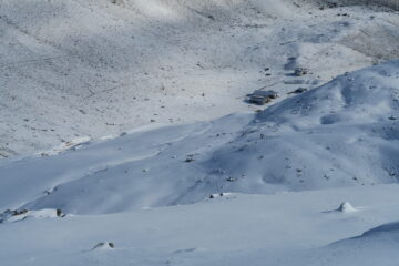sopra il rifugio sassi in agguato sotto la neve fresca caduta nella notte