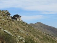 Rifugio Peretti Griva e sullo sfondo il Monte Soglio