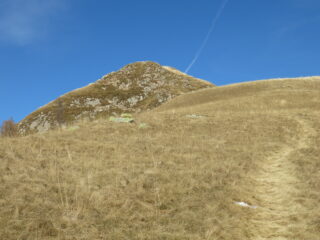 In vista della cima dai pratoni sottostanti