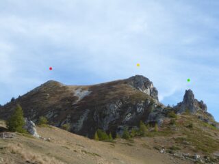 dalla cima Soleglio Bue: la quota 2464 (rosso) da noi raggiunta, l'anticima sud 2452 (giallo), il castello aggirato a destra (verde)