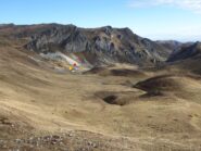 in giallo il bivacco e in rosso il rifugio Fauniera visti dal colle omonimo