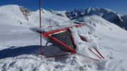 la piccola cabina-bivacco che si trova in cima