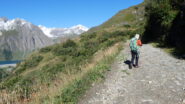 salendo lungo la stradina verso il Rifugio Maria Luisa