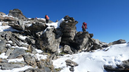un tratto di facili roccette a breve distanza dall'anticima