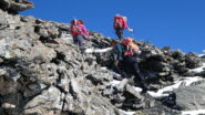 un breve tratto di facili roccette nella parte finale della cresta