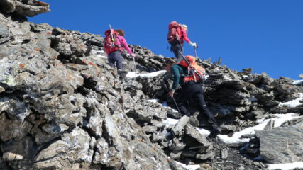 un breve tratto di facili roccette nella parte finale della cresta