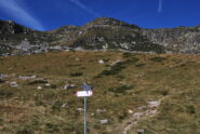 La palina alla partenza del sentiero D23: quello che indica non è  il Mars (sarebbe bello …) ma il pianoro con il Lago Rosso