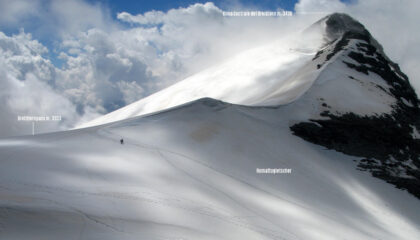 visuale dalla Cima Nord del Breithorn sulla prima cima di giornata salita