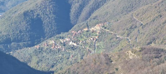 il paese di Aggio visto dalla cima