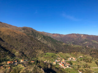 L’abitato di Sambuco dall’uscita della via 
