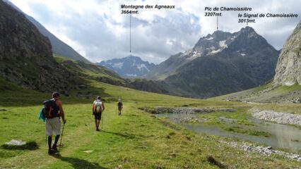 Entriamo nel lungo vallone del Plan de l'Alpe.