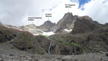 In rosso la via di salita in verde quella di discesa sul sentiero attrezzato.