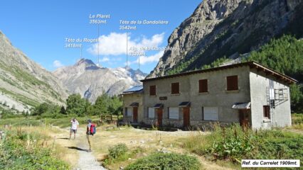 Passiamo al Ref. du Carrelet 1909mt. non messo bene all'esterno. Il rifugio è   chiuso e non è più gestito da un po' di anni, è però fruibile il locale invernale.