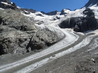 Dal rifugio percorriamo il breve tracciato attrezzato con cavi che scendono verso il ghiacciaio.