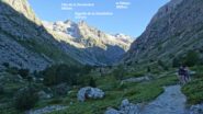 Saliti il primo ripido tratto arriviamo nel quasi pianeggiante Vallon des Etacons ancora in ombra.