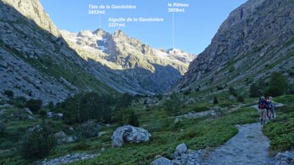 Saliti il primo ripido tratto arriviamo nel quasi pianeggiante Vallon des Etacons ancora in ombra.
