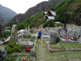 Piccola visita al piccolo cimitero di Saint Christhope en Oisans dove sono sepolti molti alpinisti caduti sui monti.